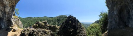 Téléchargez les photos : Baia de Fier, Gorj, Roumanie 8 août 2023 : Vue panoramique de la gorge Oltet depuis Outlaw Surah, Baia de Fier, Gorj, Roumanie - en image libre de droit