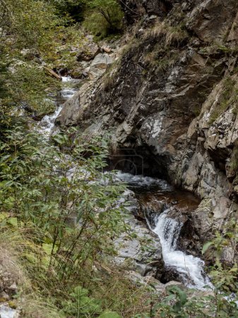 Téléchargez les photos : Belle cascade dans la gorge Cheile Galbenului, Baia de Fier, Gorj, Roumanie - en image libre de droit