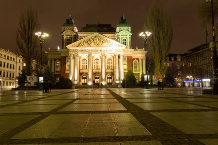 Téléchargez les photos : 13 janvier 2023, Sofia Bulgarie L'extérieur du Théâtre Ivan Vazov. Le théâtre est un institut culturel national dans le domaine de l'art théâtral - en image libre de droit