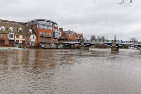 Téléchargez les photos : Windsor, 14 janvier 2023- Angleterre, Royaume-Uni. Vue sur la Tamise profonde par une journée sombre et pluvieuse - en image libre de droit