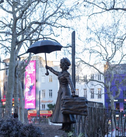 Foto de Enero 15 2023 Londres Reino Unido. Estatua de Mary Poppins en Leicester Square - Imagen libre de derechos