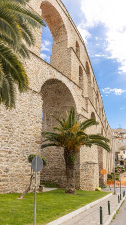 Téléchargez les photos : Kavala, Greece. 5april 2024. Large arched aqueduct monument in Greek city of Kavala with clouds in a background - en image libre de droit