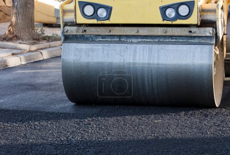 Téléchargez les photos : Rouleau de route et machine de pavage d'asphalte sur le chantier de construction - en image libre de droit