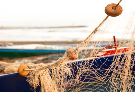 Téléchargez les photos : Filet de pêche à la palangre, couleur sable avec orange rouge et détails - en image libre de droit