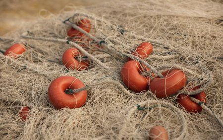 Téléchargez les photos : Filet de pêche à la palangre, couleur sable avec détails orange rouge et jaune - en image libre de droit