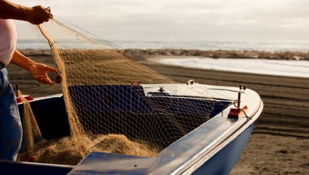 Téléchargez les photos : Palangre de pêche, réseaux de capture de poissons, pêcheur corrige et prépare le matériel pour travailler en mer Méditerranée. - en image libre de droit