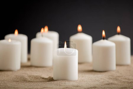 Téléchargez les photos : Bougies avec flamme brûlante, dans le sable - en image libre de droit
