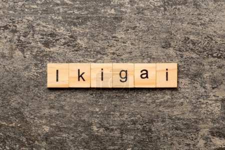 Foto de Palabra ikigai escrita en madera. ikigai texto sobre tabla, concepto. - Imagen libre de derechos