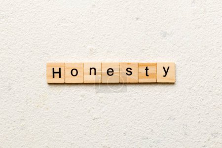 mot d'honnêteté écrit sur bloc de bois. texte d'honnêteté sur table, concept.