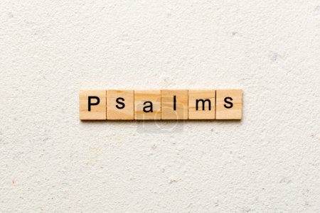 Téléchargez les photos : Psaumes mot écrit sur le bloc de bois. psaumes texte sur la table, concept. - en image libre de droit