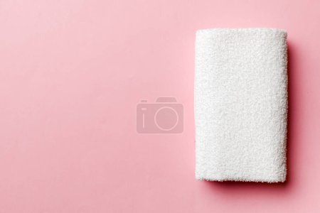 Foto de Vista superior de toallas blancas con espacio de copia sobre fondo de color. - Imagen libre de derechos