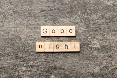 Téléchargez les photos : Bonne nuit mot écrit sur le bloc de bois. bonne nuit texte sur table, concept. - en image libre de droit