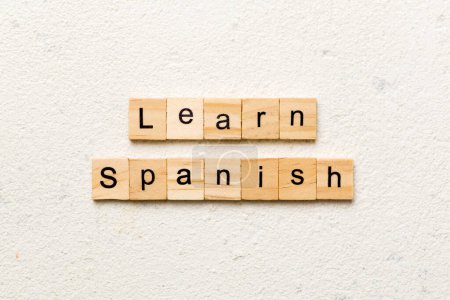 Foto de Aprender español palabra escrita en madera bloque. aprender español texto sobre tabla, concepto. - Imagen libre de derechos