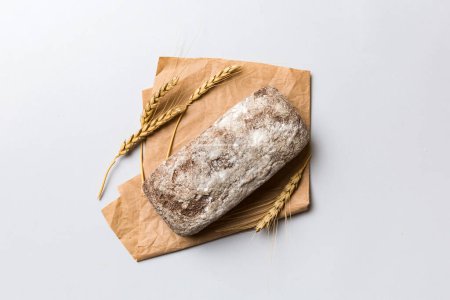 Téléchargez les photos : Pain de seigle frais sur serviette sur fond rustique, vue sur le dessus du pain frais. - en image libre de droit