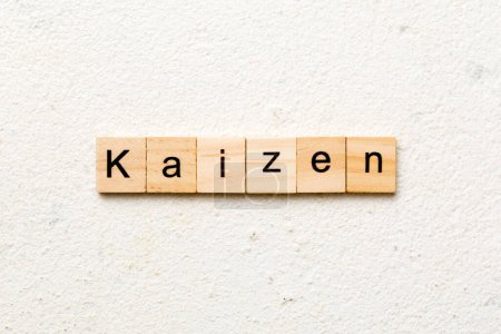 Téléchargez les photos : Mot kaizen écrit sur un bloc de bois. kaizen texte sur table, concept. - en image libre de droit