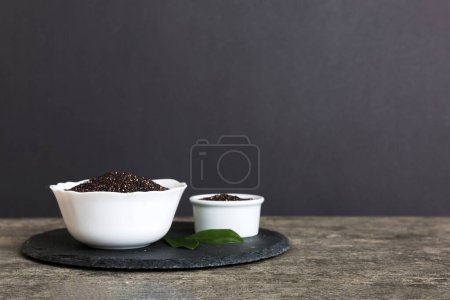 Foto de Semillas de quinua en tazón sobre fondo de color. Kinwa saludable en un tazón pequeño. Superalimento saludable. - Imagen libre de derechos