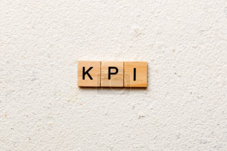 Téléchargez les photos : Mot kpi écrit sur un bloc de bois. indicateurs de performance clés texte sur tableau, concept. - en image libre de droit