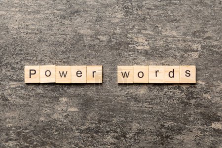 POWER WORDS Wort auf Holzblock geschrieben. POWER WORDS Text auf dem Tisch, Konzept.