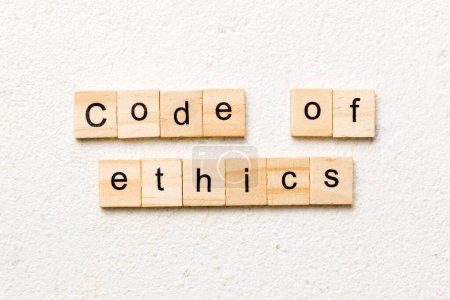 Téléchargez les photos : Code of ethics word written on wood block. code of ethics text on table, concept. - en image libre de droit