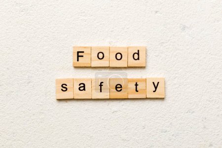 Foto de Palabra de seguridad alimentaria escrita en bloque de madera. texto de seguridad alimentaria sobre tabla, concepto. - Imagen libre de derechos