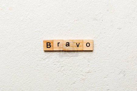 Foto de BRAVO palabra escrita en bloque de madera. BRAVO texto sobre mesa de cemento para su diseño, concepto. - Imagen libre de derechos