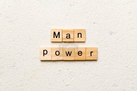 Téléchargez les photos : Man Power mot écrit sur bloc de bois. Man Power texte sur table en ciment pour votre desing, concept. - en image libre de droit