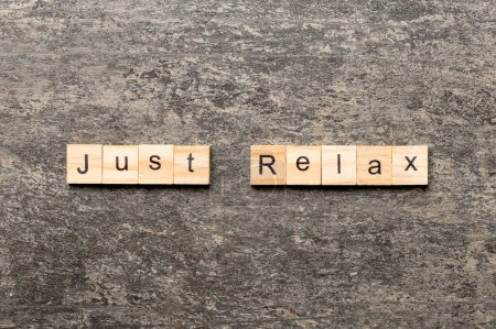 Téléchargez les photos : Just relax word written on wood block. just relax text on table, concept. - en image libre de droit