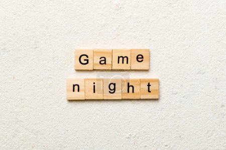 Game Night Wort auf Holzblock geschrieben. Game Night Text auf Zementtisch für Ihre Gestaltung, Konzept.