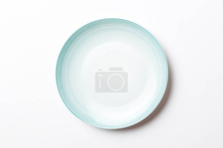 Vue du dessus de isolé de fond coloré plaque bleue ronde vide pour la nourriture. Plat vide avec espace pour votre design.