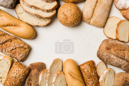 Panes naturales caseros. Diferentes tipos de pan fresco como fondo, vista de perspectiva con espacio de copia.