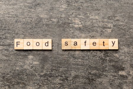 palabra de seguridad alimentaria escrita en bloque de madera. texto de seguridad alimentaria sobre tabla, concepto.