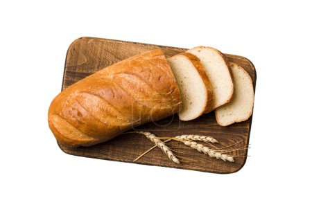 Frisch gebackene Brotscheiben auf Schneidebrett isoliert auf weißem Hintergrund. Aufgeschnittenes Brot.