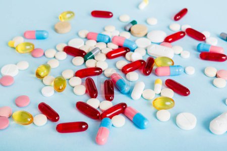 Viele verschiedene bunte Medikamente und Pillen perspektivisch betrachtet. Set mit vielen Pillen auf farbigem Hintergrund.