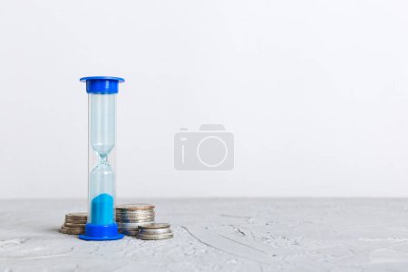 Foto de Plazo y tiempo es el concepto de dinero con reloj de arena y moneda de EE.UU. monedas. hora del reloj de arena para ahorrar concepto. - Imagen libre de derechos