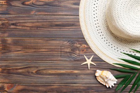 Foto de Summer holidays. Summer concept with straw hat and tropical leaf. Flat lay, top view, copy space. - Imagen libre de derechos