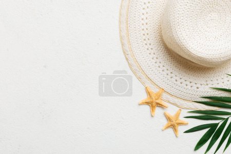 Téléchargez les photos : Summer holidays. Summer concept with straw hat and tropical leaf. Flat lay, top view, copy space. - en image libre de droit