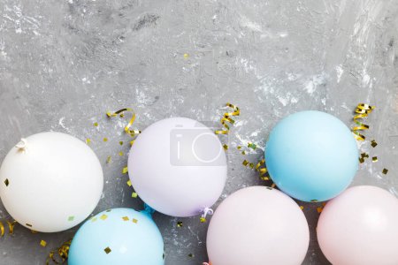 Téléchargez les photos : Arrière-plan avec des ballons à air rapide de forme ronde et confettis, vue de dessus multicolore. Fête d'anniversaire fond. - en image libre de droit