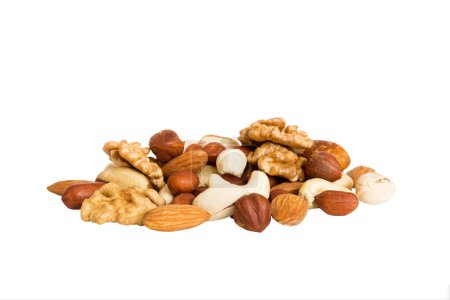Stapel gemischter Nüsse isoliert auf weißem Hintergrund, Draufsicht. Flaches Konzept für gesunde Ernährung.