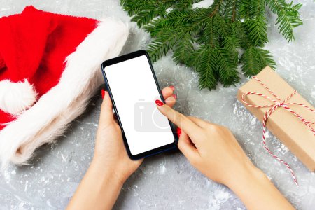 Téléchargez les photos : Acheteuse commande à l'écran du smartphone avec espace de copie. Vente vacances d'hiver. Achats en ligne Noël
. - en image libre de droit