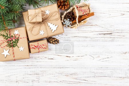 Téléchargez les photos : Noël nature morte avec boîte cadeau et boîte cadeau. Décoration festive. branches d'arbre de Noël avec panier
. - en image libre de droit