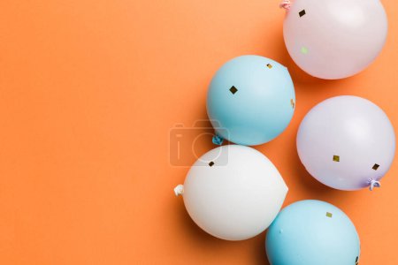 Téléchargez les photos : Arrière-plan avec des ballons à air rapide de forme ronde et confettis, vue de dessus multicolore. Fête d'anniversaire fond. - en image libre de droit