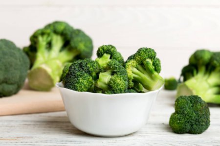 Téléchargez les photos : Brocoli de brocoli vert frais dans un bol sur fond coloré. Ferme-la. Légumes frais. - en image libre de droit