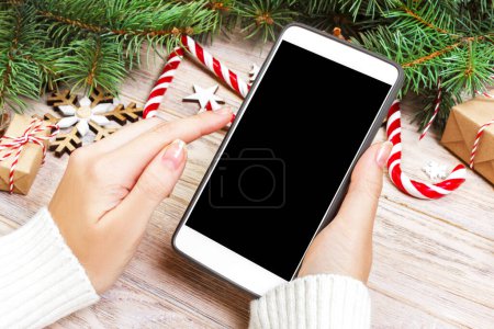 Téléchargez les photos : Acheteuse commande à l'écran du smartphone avec espace de copie. Vente vacances d'hiver. Achats en ligne Noël
. - en image libre de droit