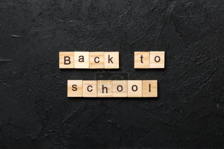 Back To School Wort auf Holzblock geschrieben. Zurück zur Schule Text auf Zementtisch für Ihre Gestaltung, Konzept.