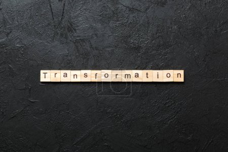 mot de transformation écrit sur bloc de bois. transformation texte sur table, concept.