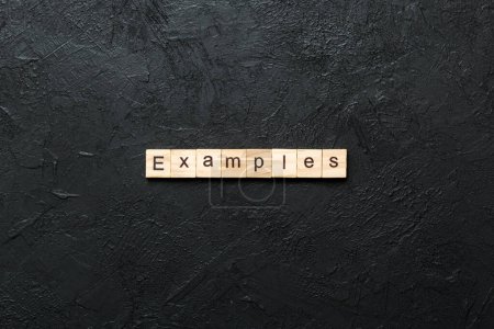 Beispiele Wort auf Holzblock geschrieben. Beispiele Text auf dem Tisch, Konzept.