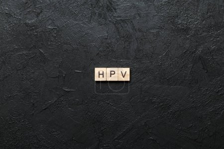 HPV Human Papillomavirus Akronym auf Holzwürfeln.