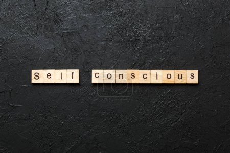 Selbstbewusstes Wort auf Holzblock geschrieben. Selbstbewusster Text auf dem Tisch, Konzept.