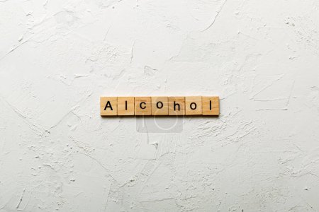 Alkohol Wort auf Holzblock geschrieben. Alkoholtext auf dem Tisch, Konzept.