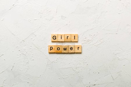 Girl Power Wort auf Holzblock geschrieben. Girl Power Text auf Zementtisch für Ihre Gestaltung, Konzept.